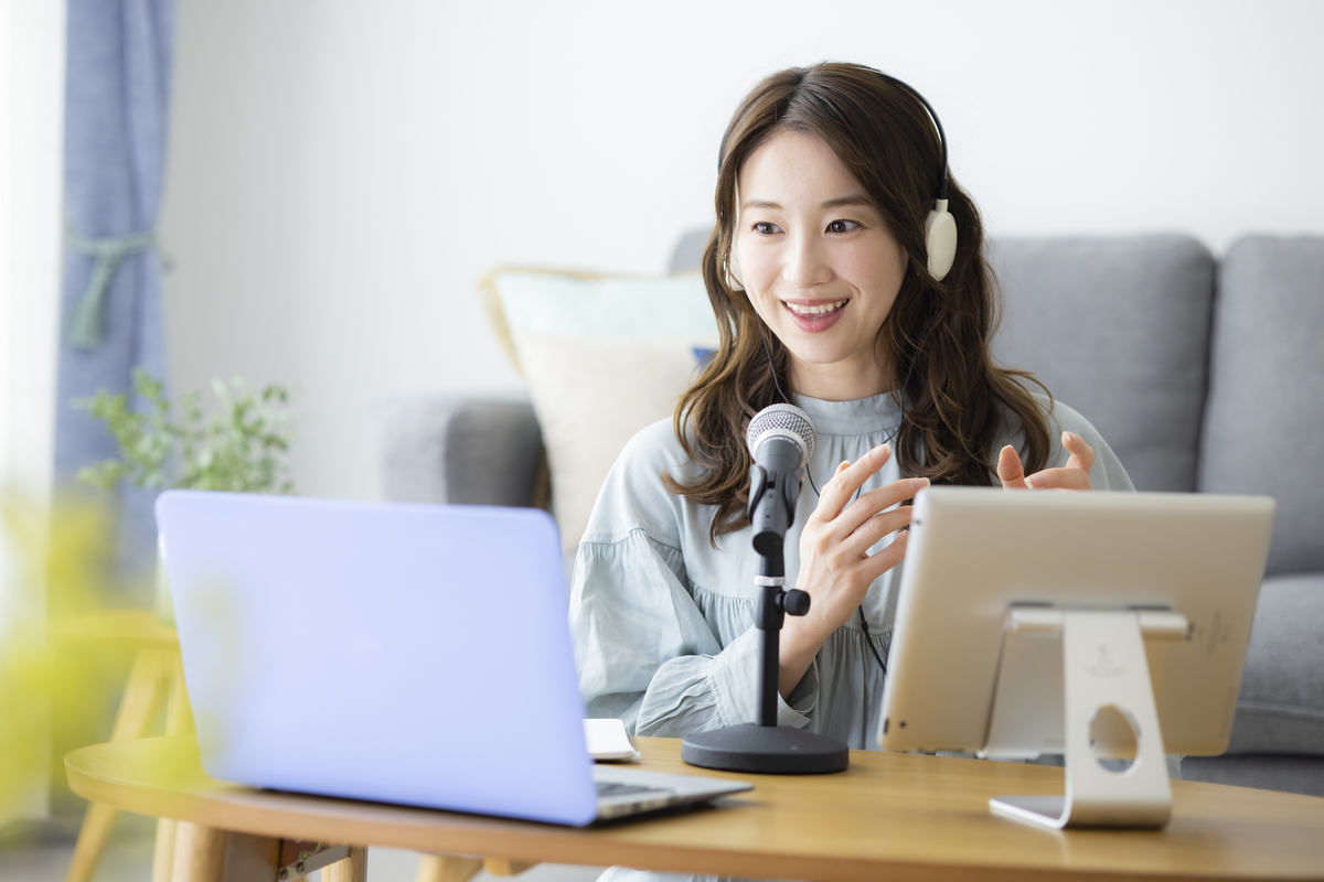 パソコンを見ながらおしゃべりをする