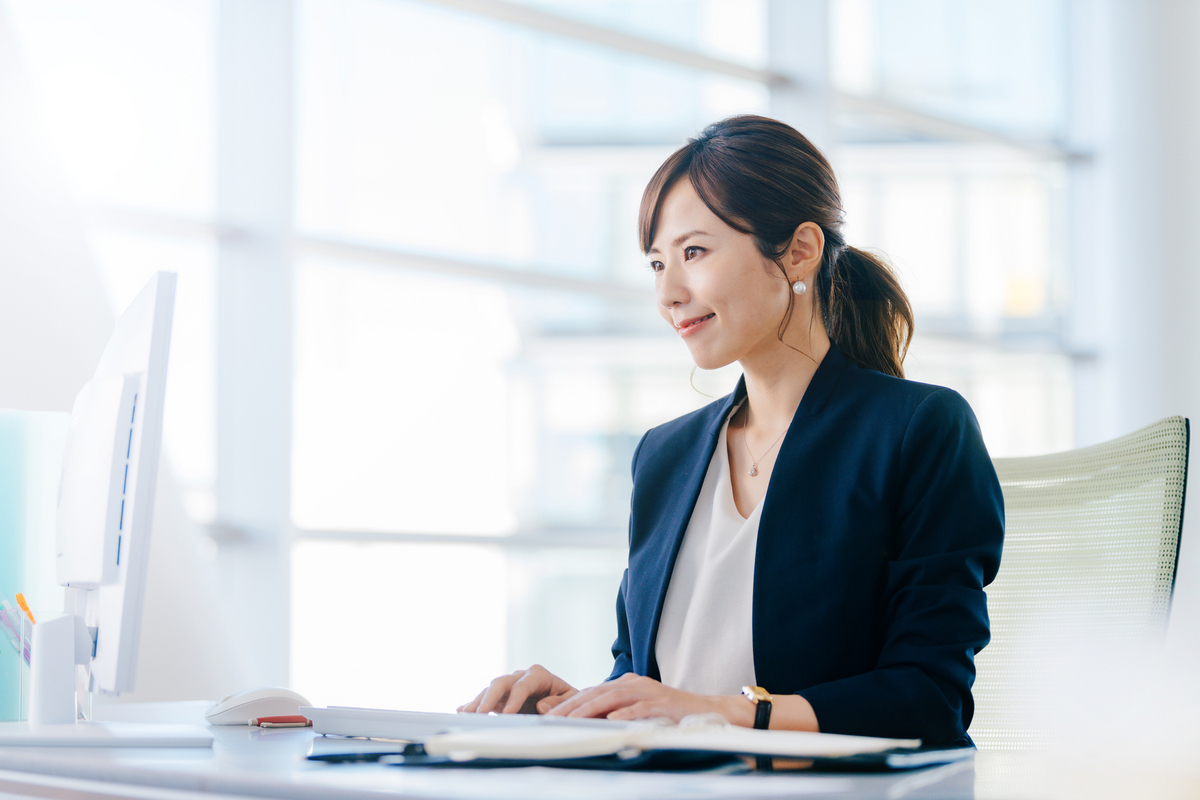 パソコンで作業をするビジネスパーソン