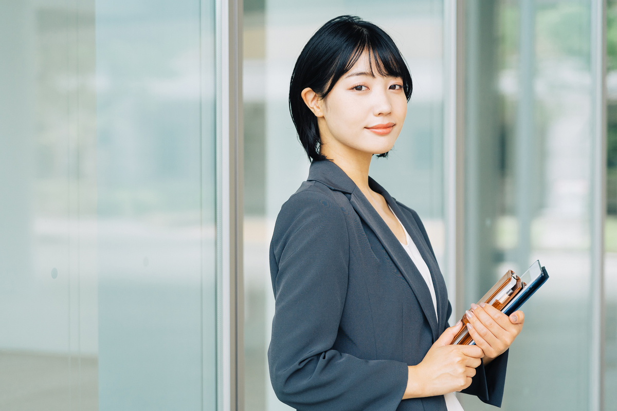 横アングルから見たビジネスパーソン