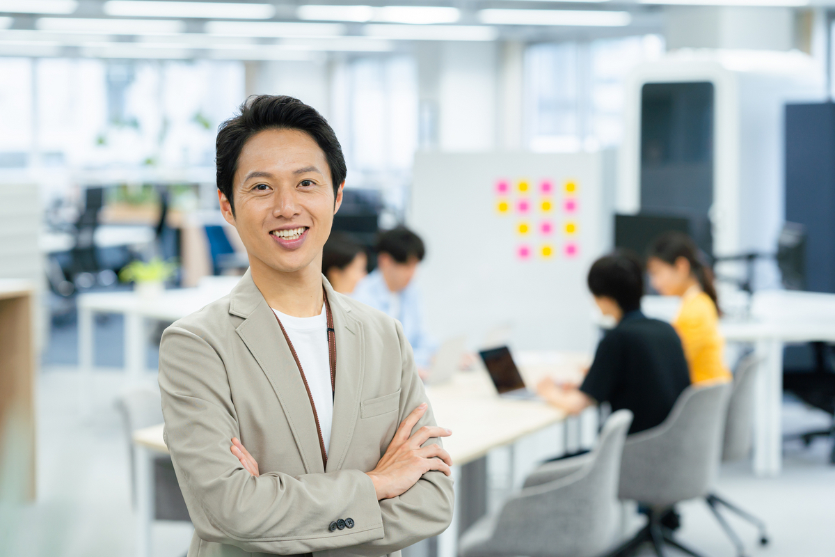 笑顔のビジネスパーソン