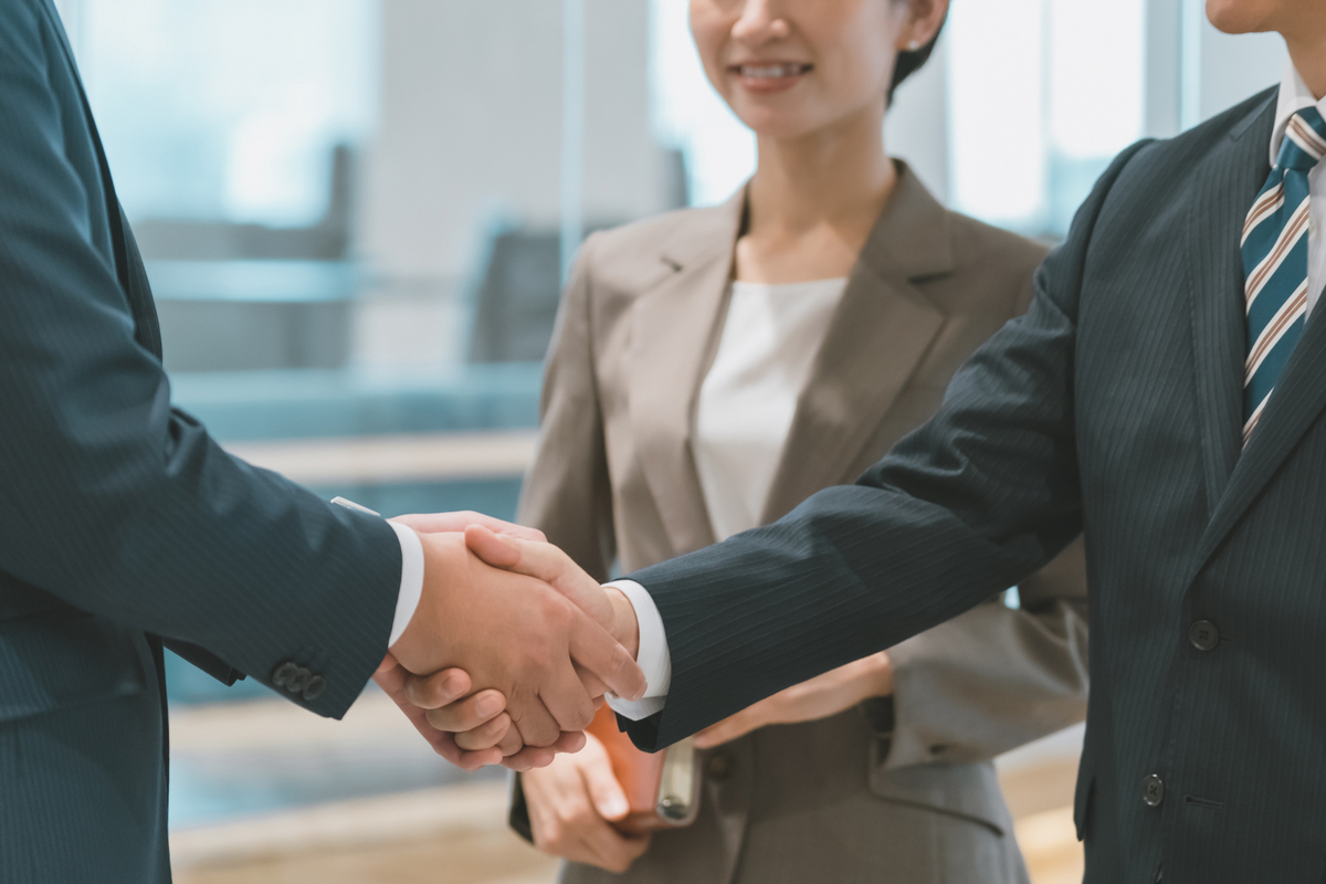 ビジネスパーソン同士の握手