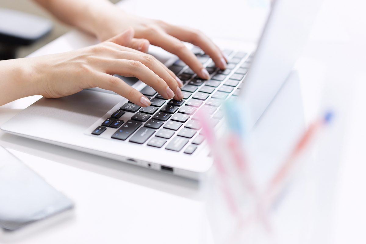 タイピングをする手元