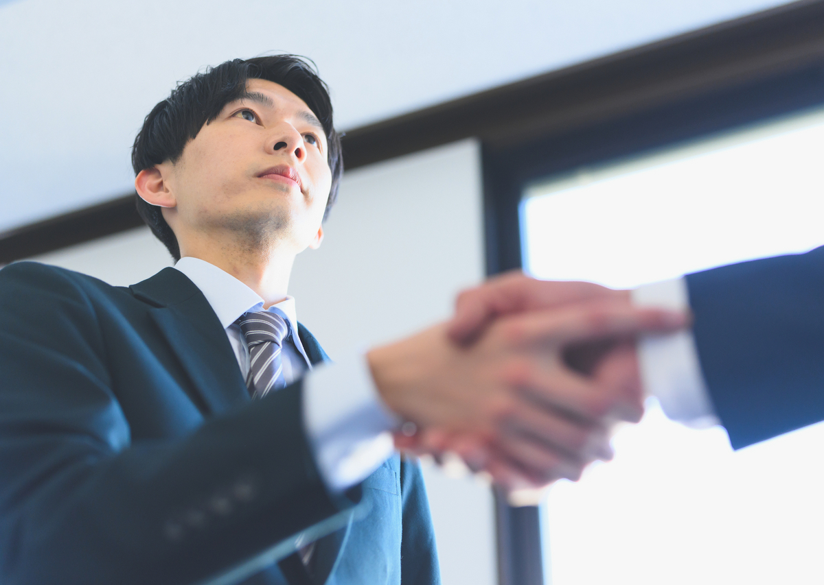 握手をするビジネスパーソン