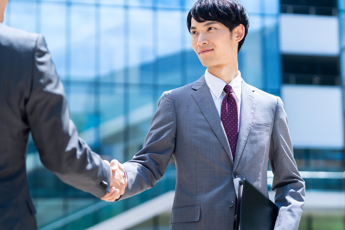握手をするビジネスパーソン