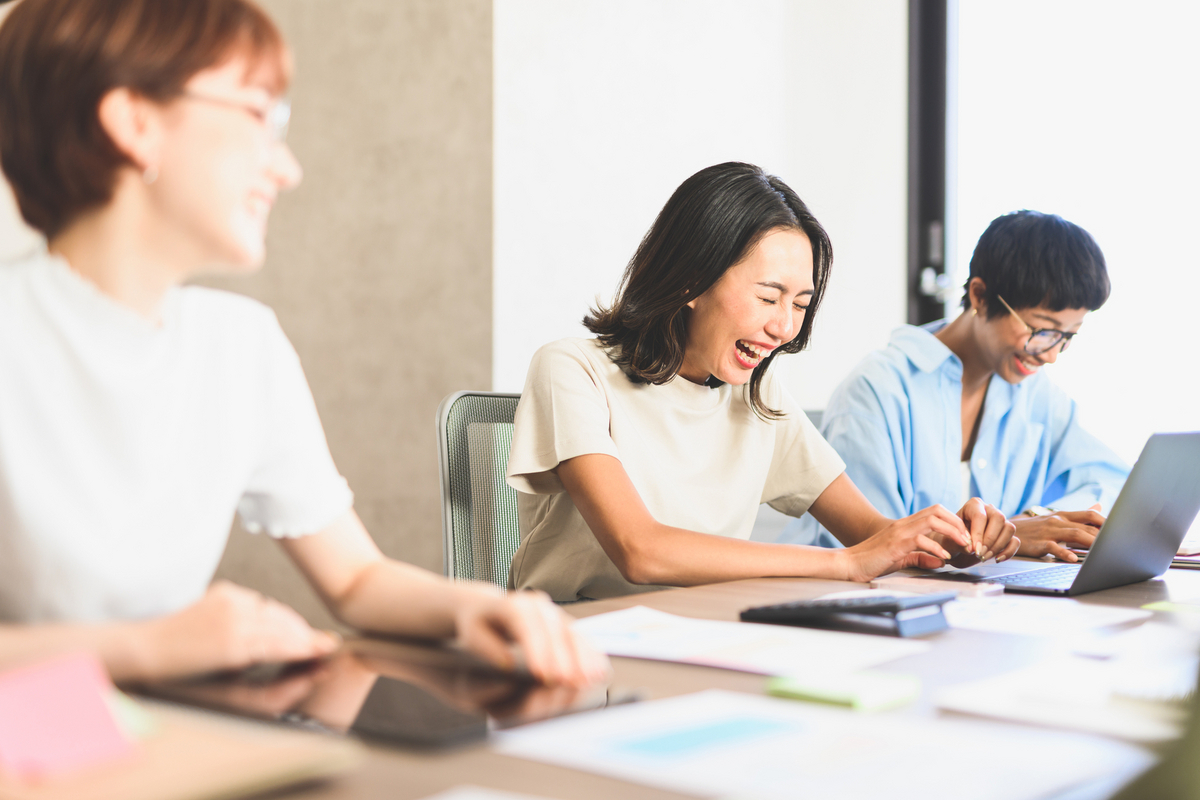 笑顔のミーティング風景