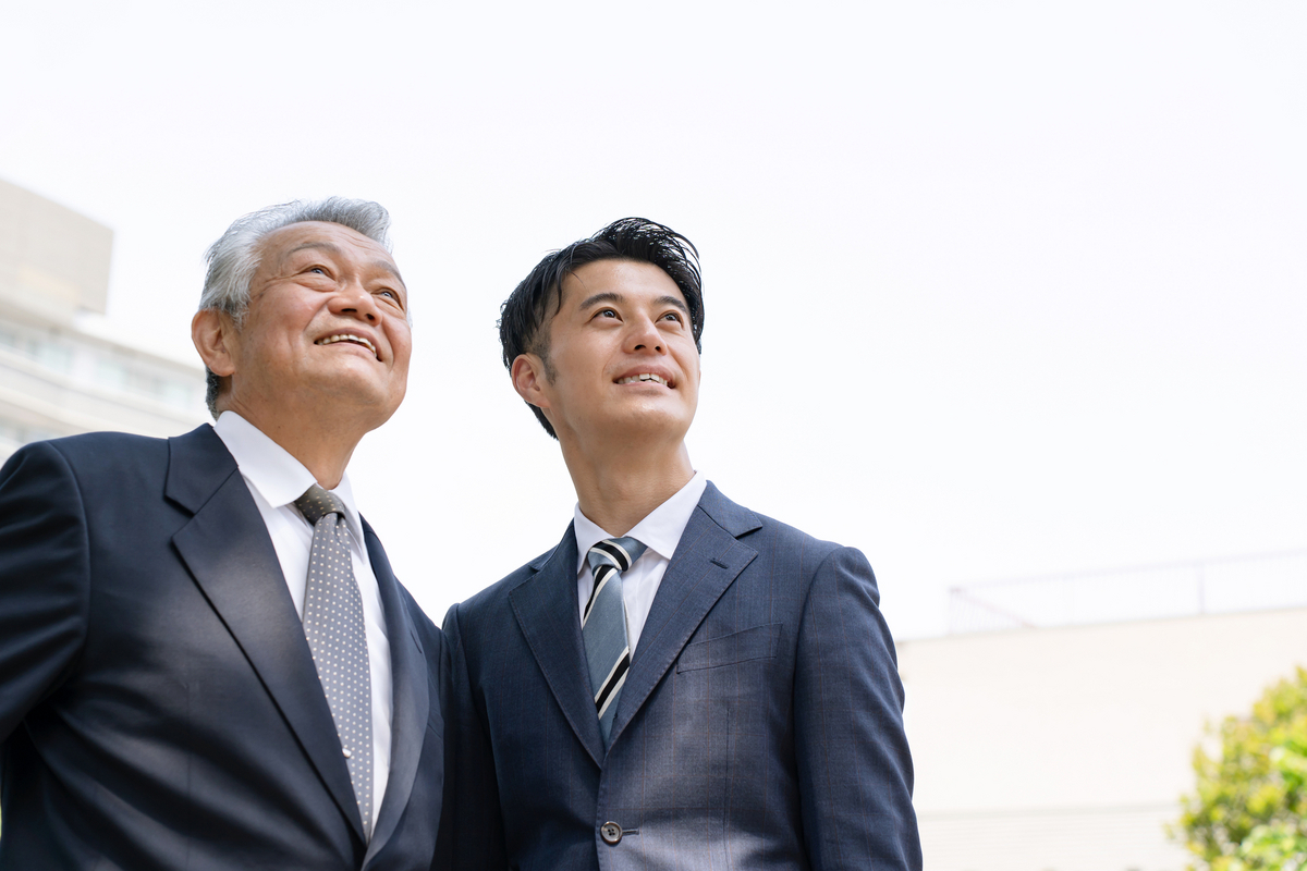 若い会社員と高齢の会社員