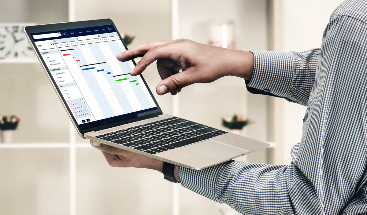 パソコンを手にしているスタッフ