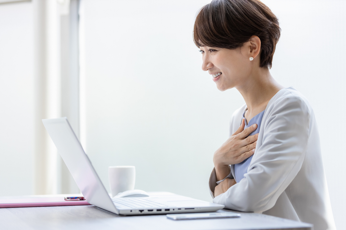 パソコンに向かう