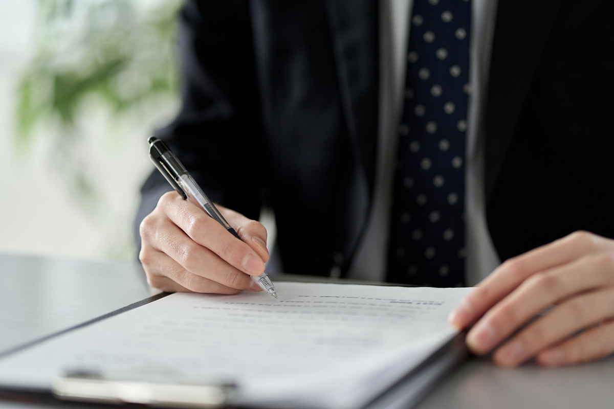 書類にサインする手元