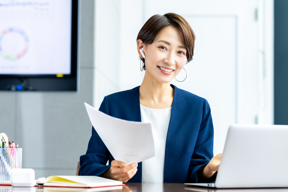 書類を呈しているビジネスパーソン