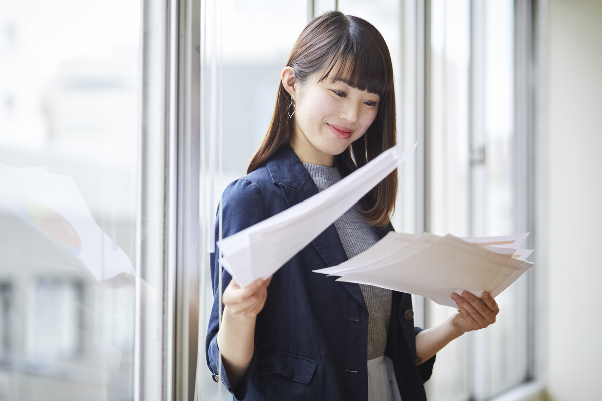 書類に目を通す