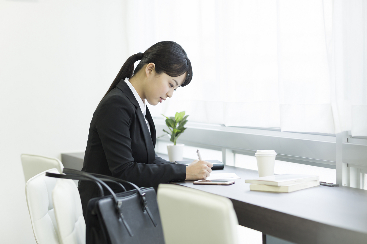 書類を書く会社員