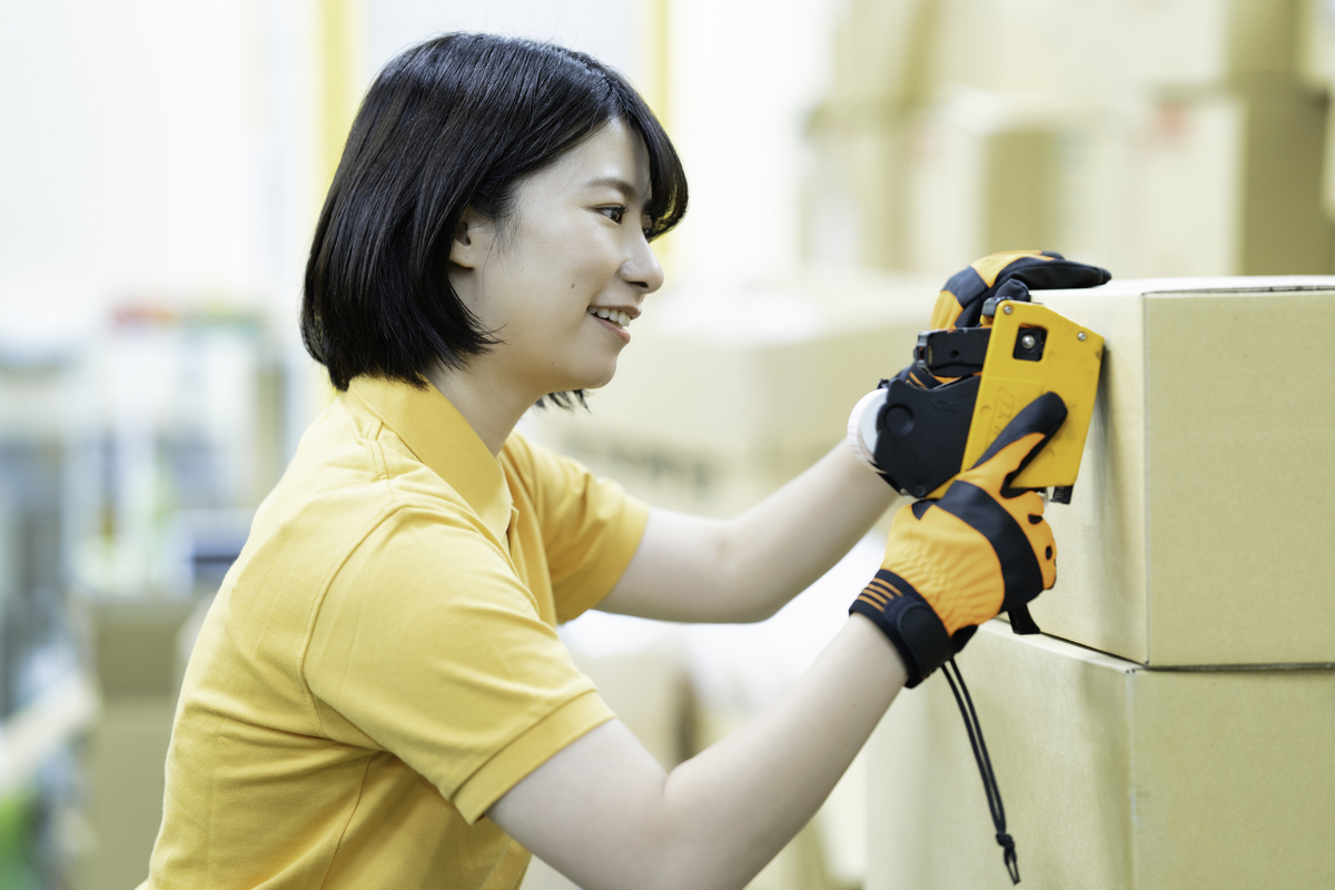 段ボールにシールを貼る