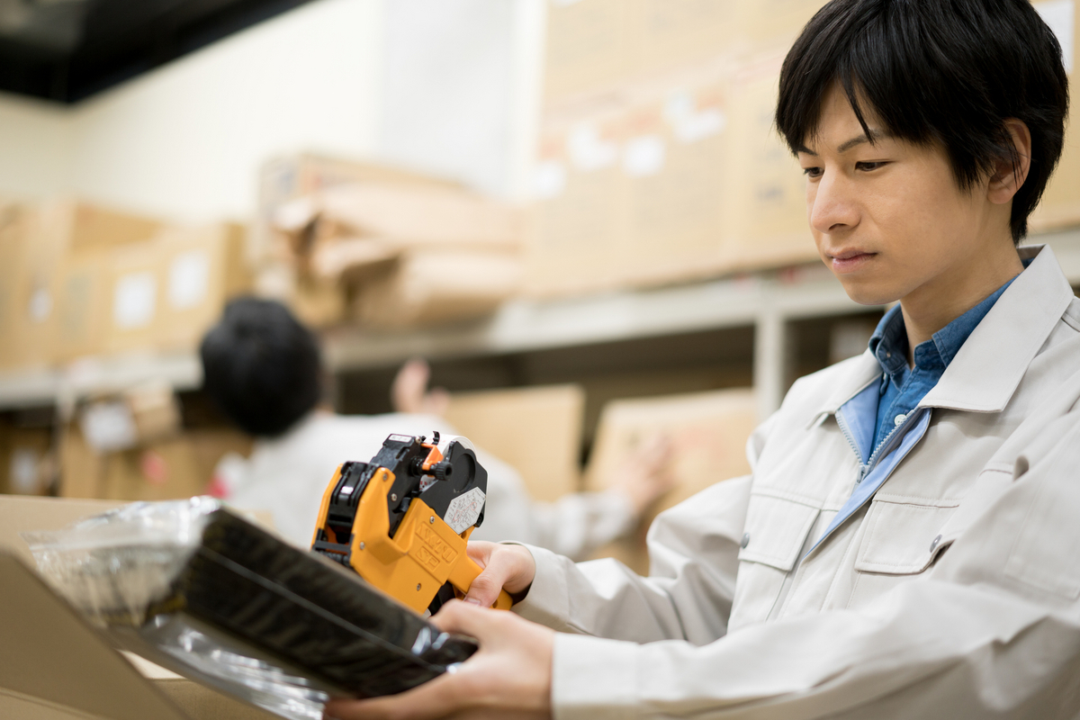 倉庫でのシール貼り