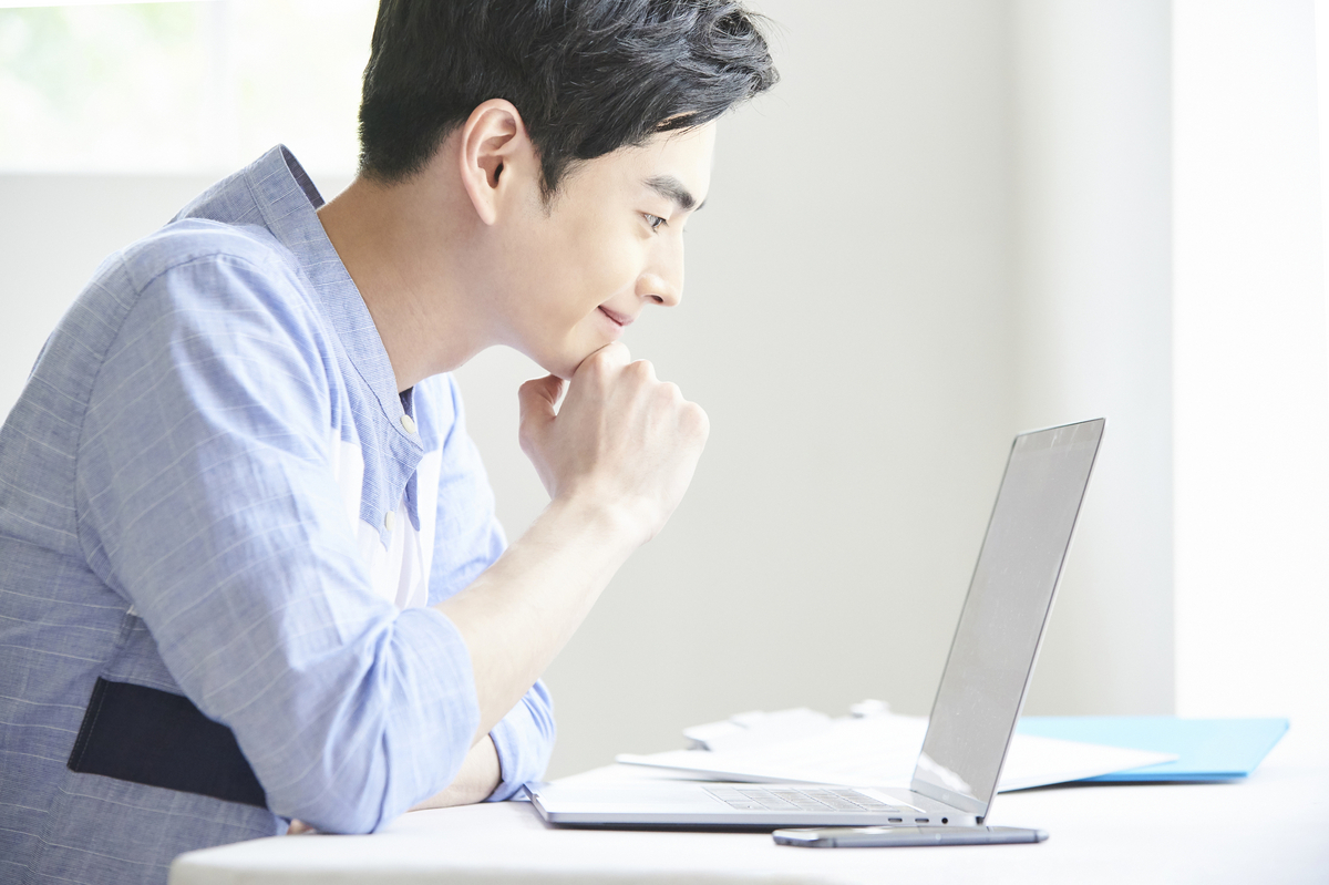 パソコンを見る