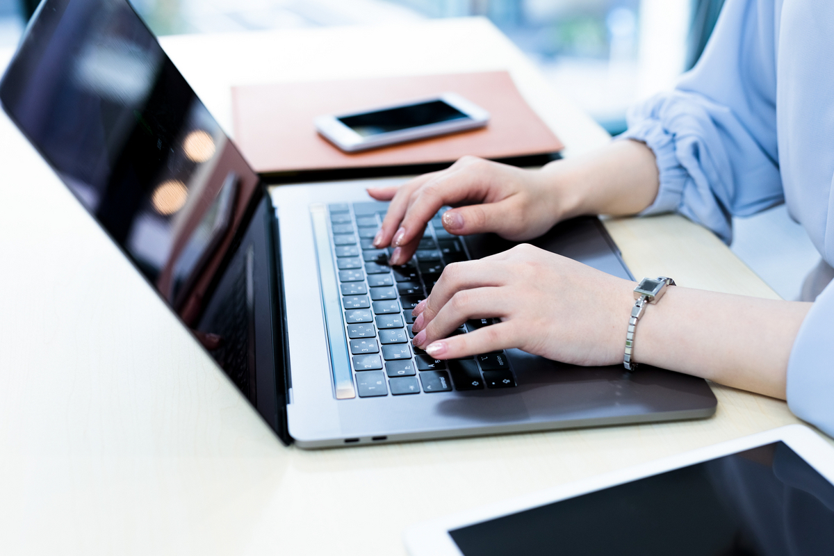 パソコンでメールを打つ