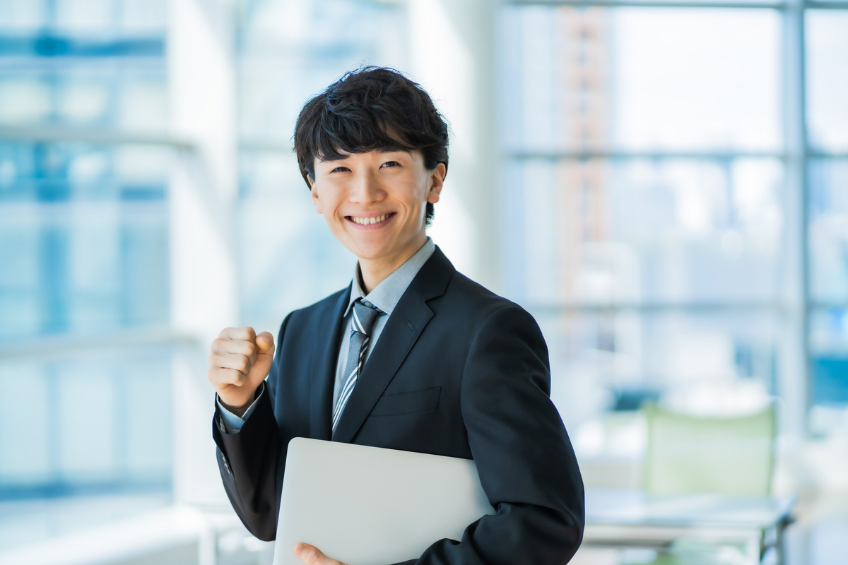 ガッツポーズをするビジネスパーソン