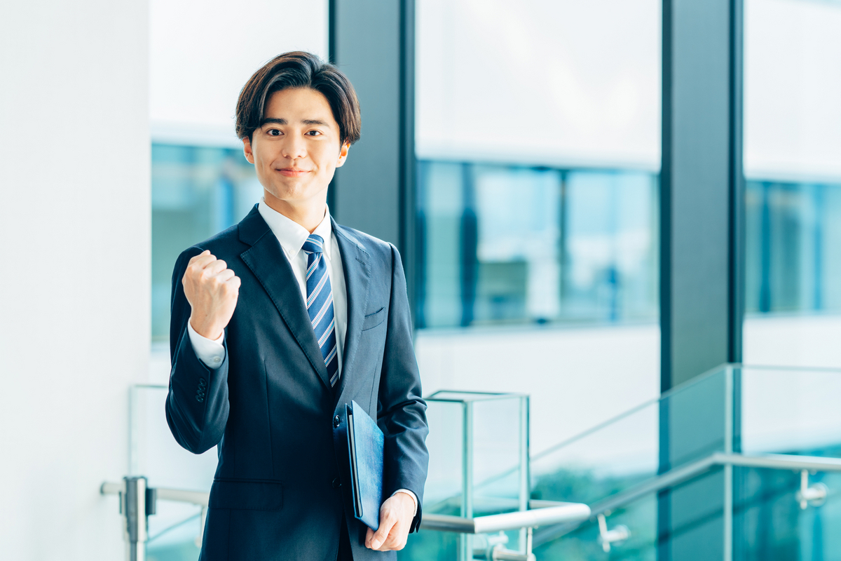 ガッツポーズをするビジネスパーソン