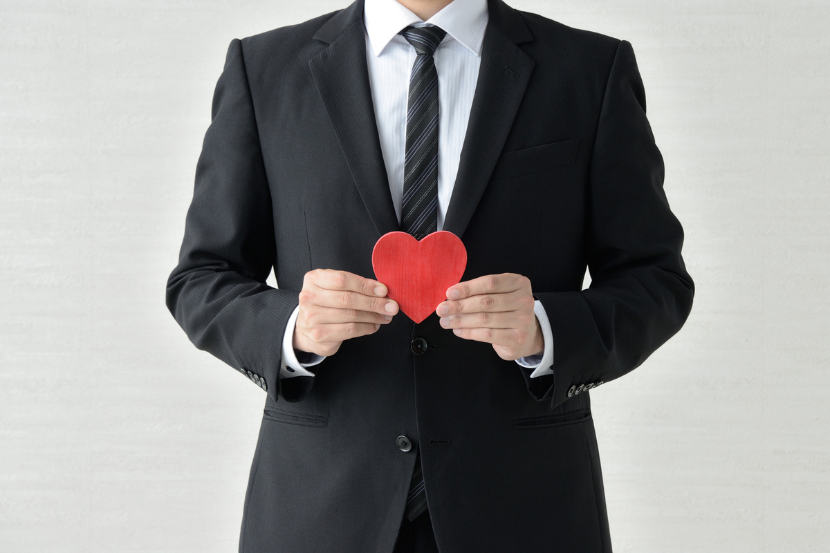 ハートを手にしているビジネスパーソン