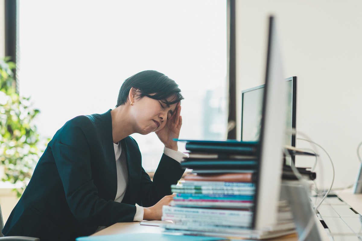 頭を抱えるビジネスパーソン