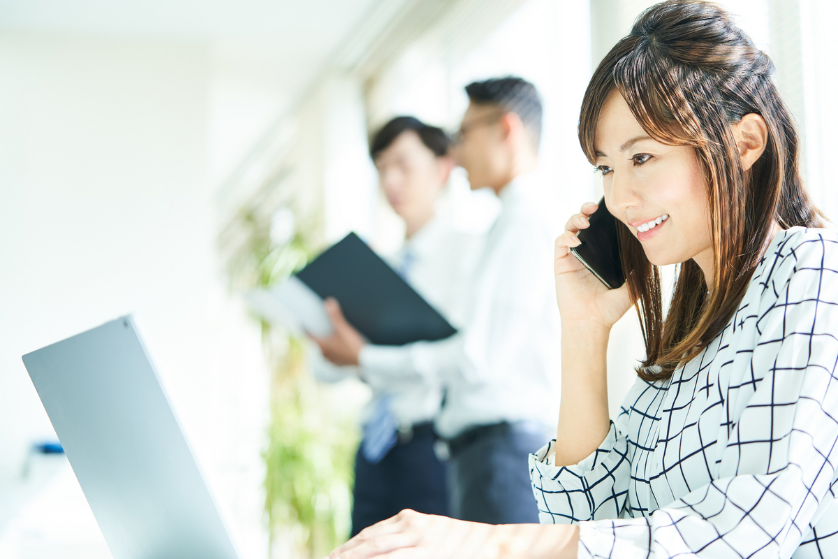 電話をしながらパソコンを操作する