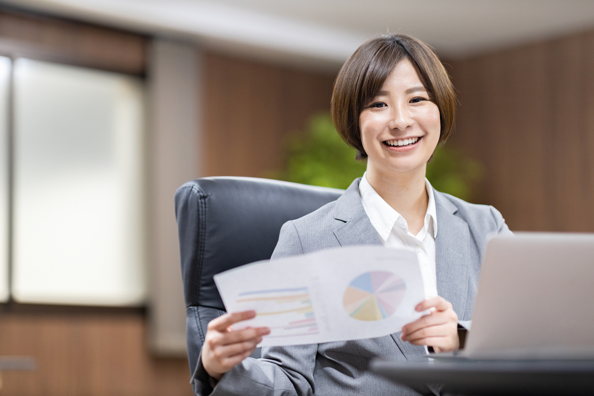 資料を手にしているビジネスパーソン