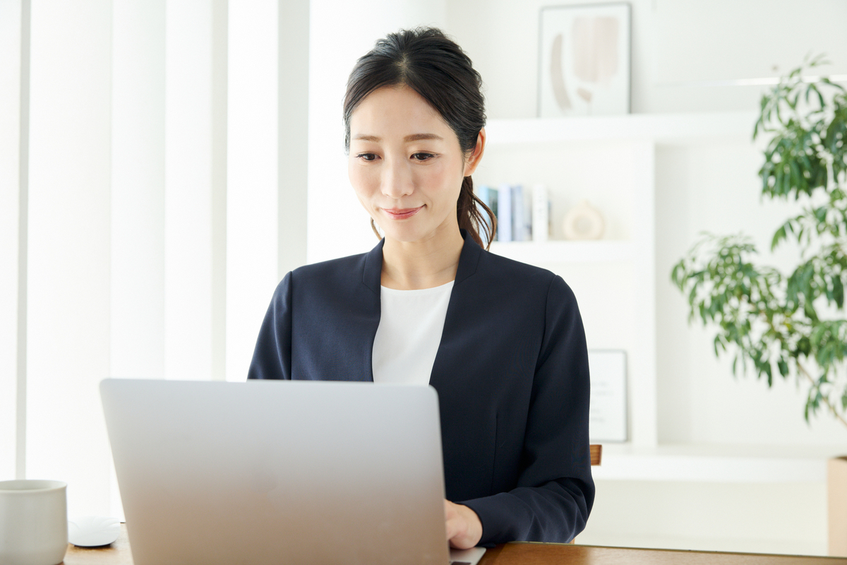 パソコンを操作するビジネスパーソン