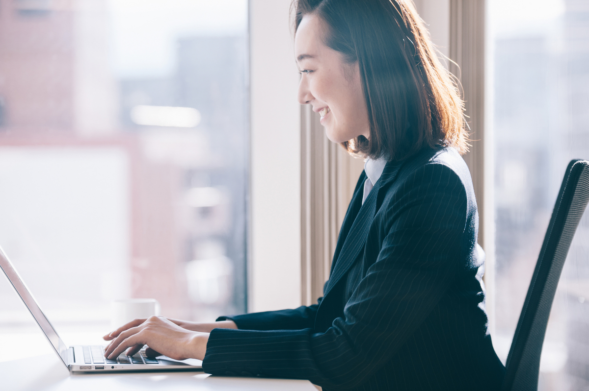 パソコンで作業をする