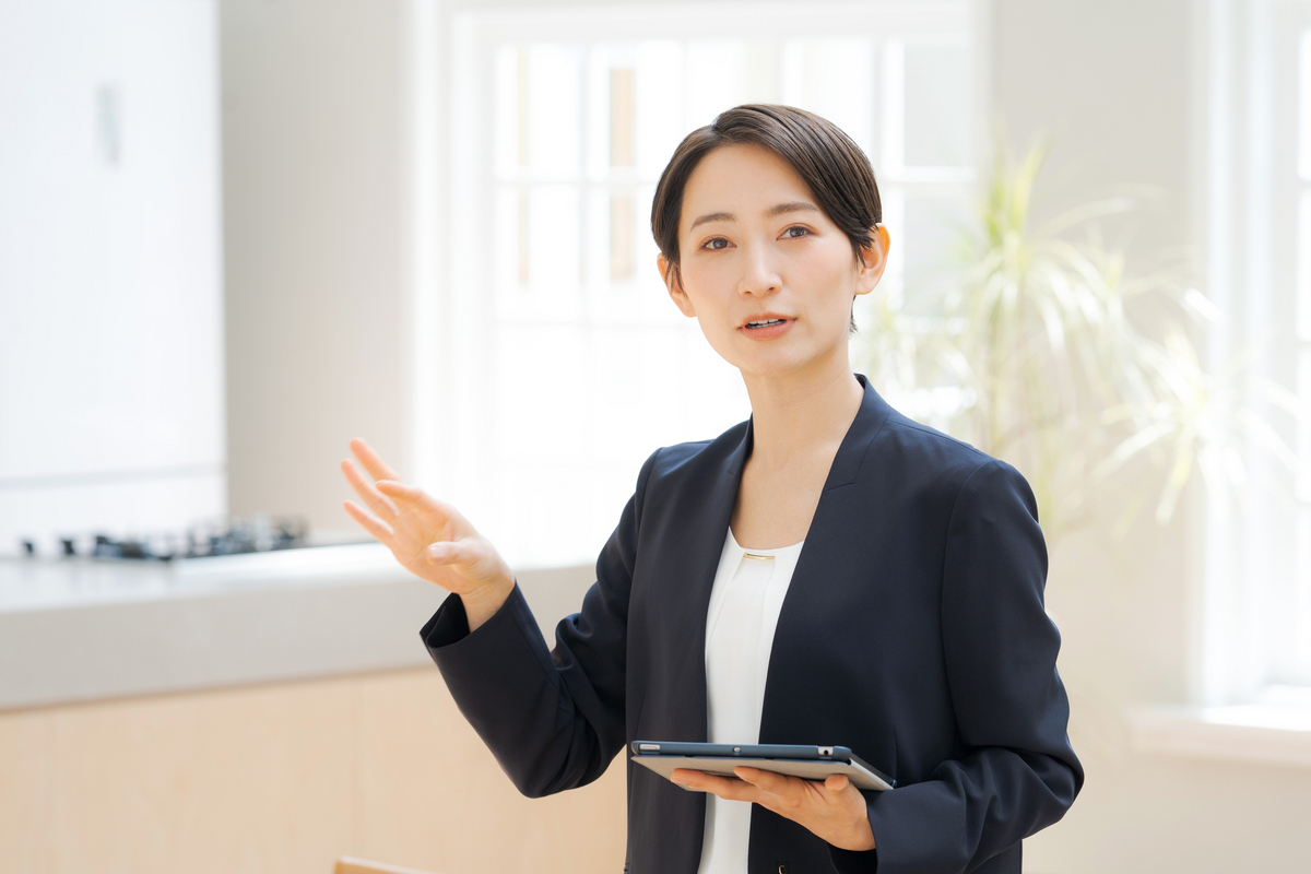 マンション内を案内する