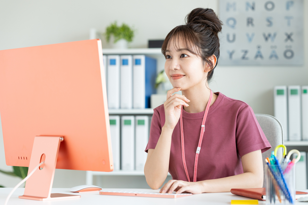 パソコンを見ている人物