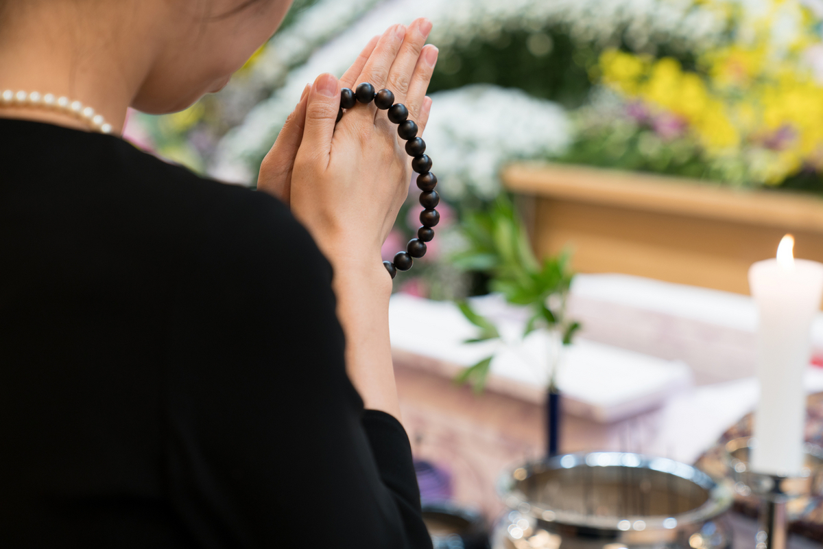 お葬式で手を合わせる