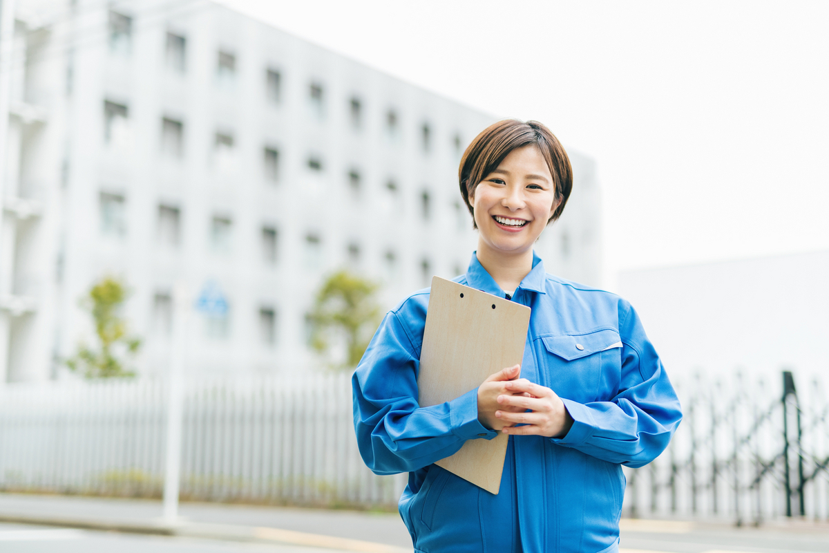 建物の前で笑顔の人物