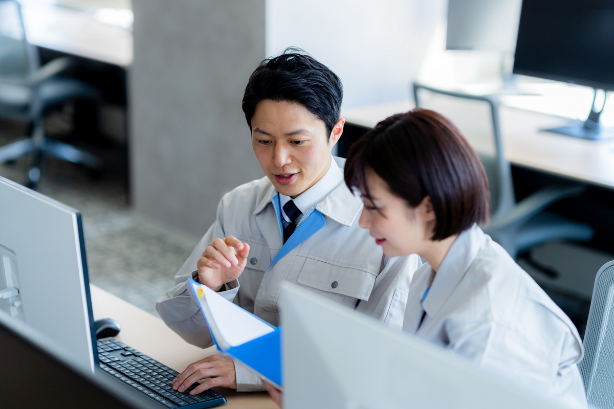 作業着姿の上司と部下