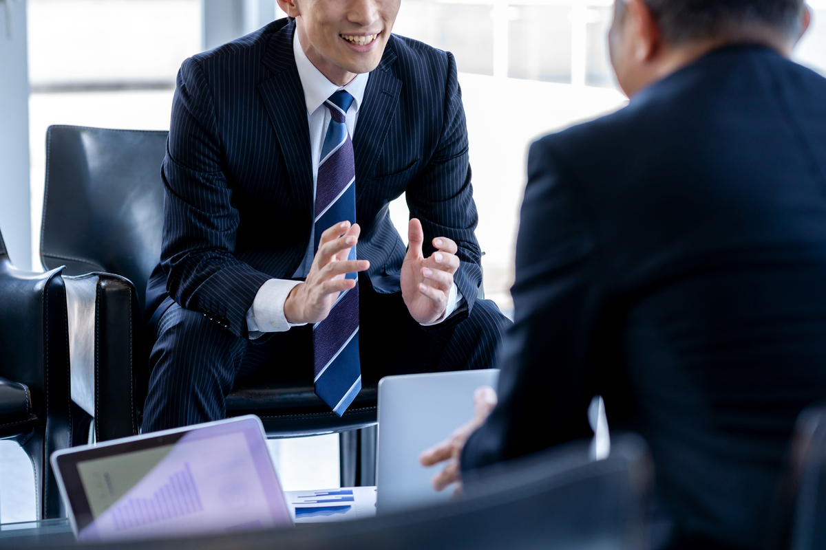 対話するビジネスパーソン