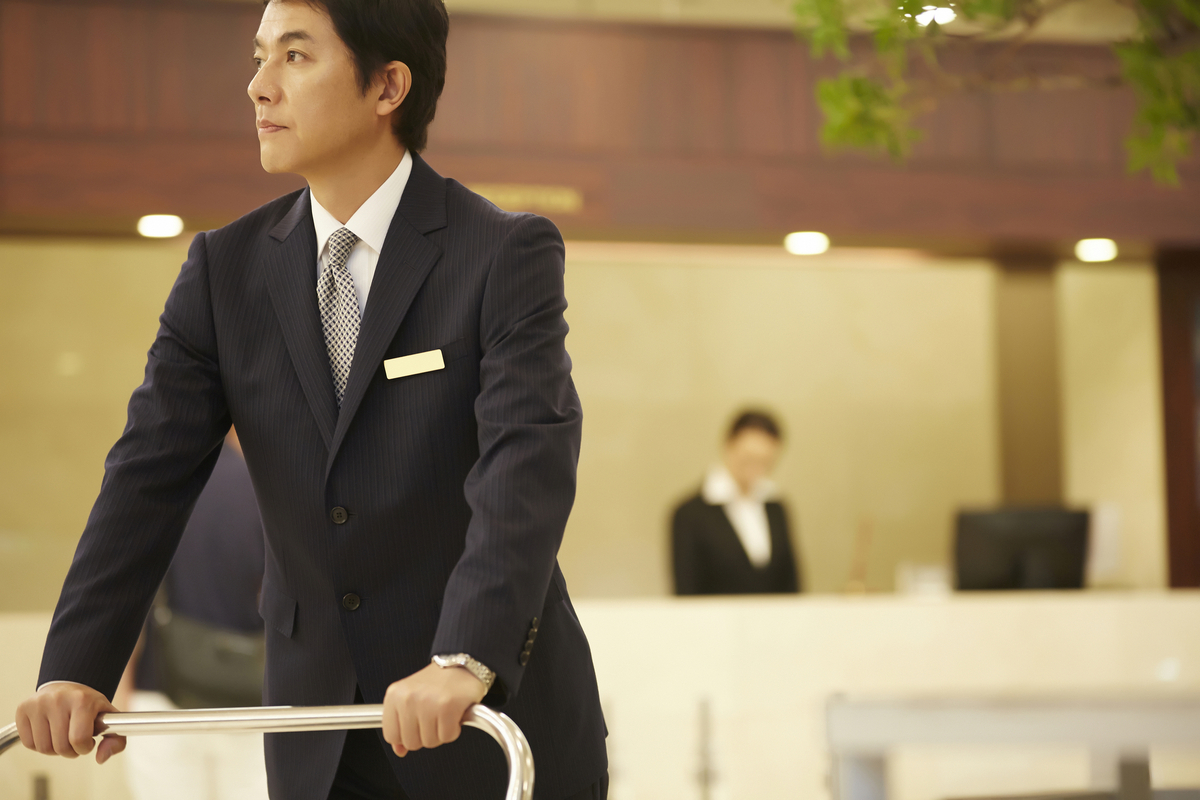 ホテルで働く人物
