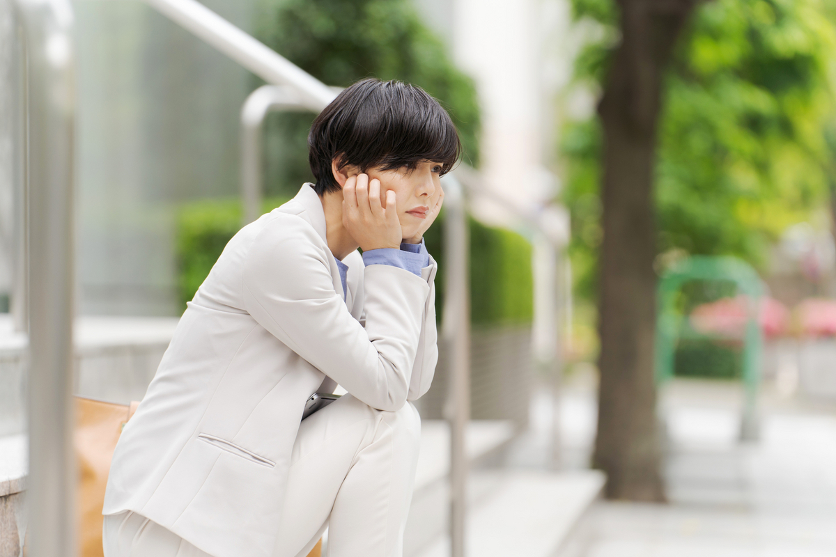 階段に座り込む