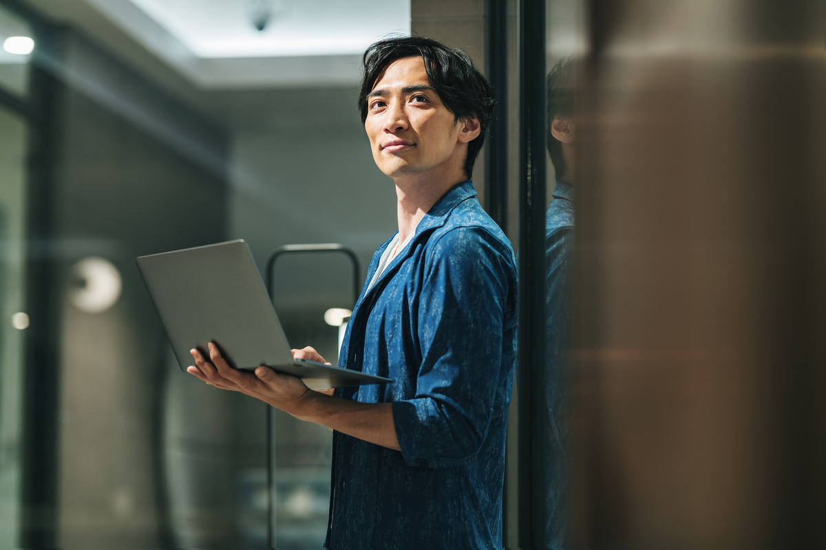 パソコンを持っているビジネスパーソン