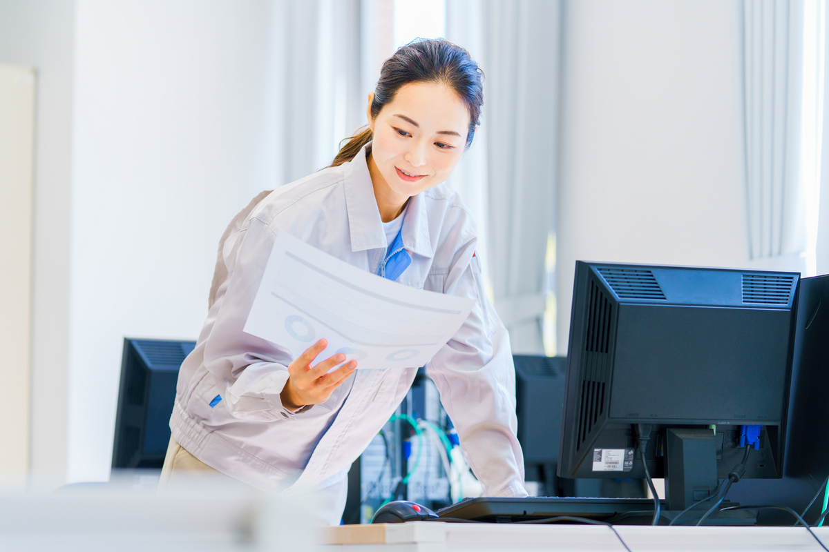 パソコンに入力するエンジニア