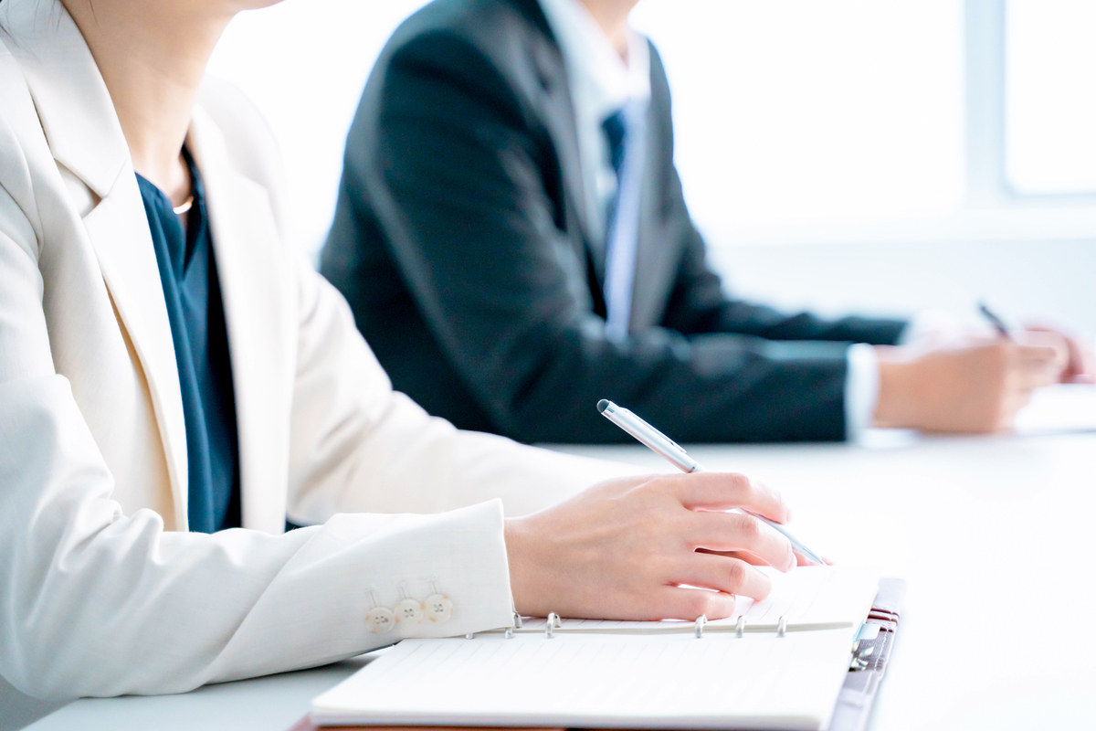 セミナーを受けるビジネスパーソン