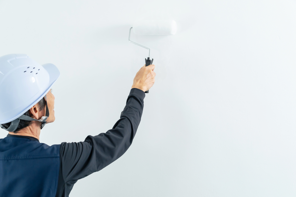 壁にペンキを塗る