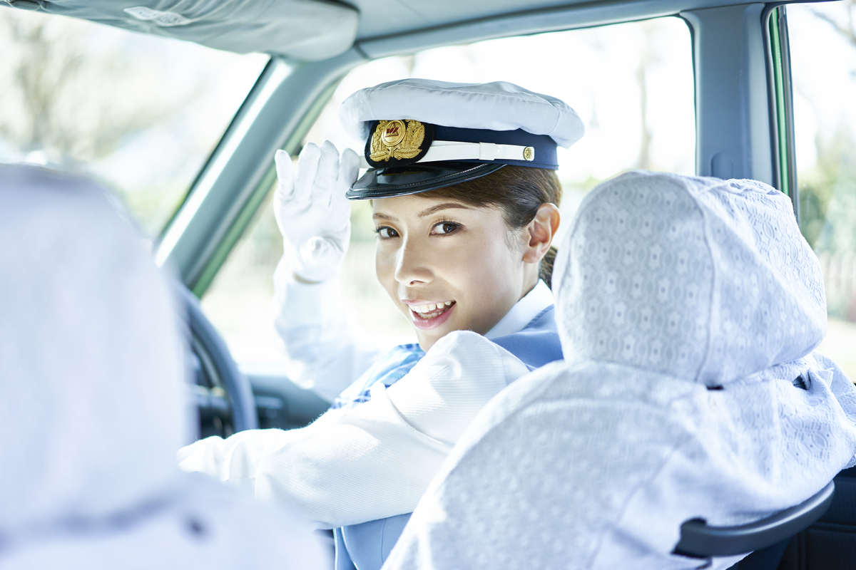振り返るタクシー運転手