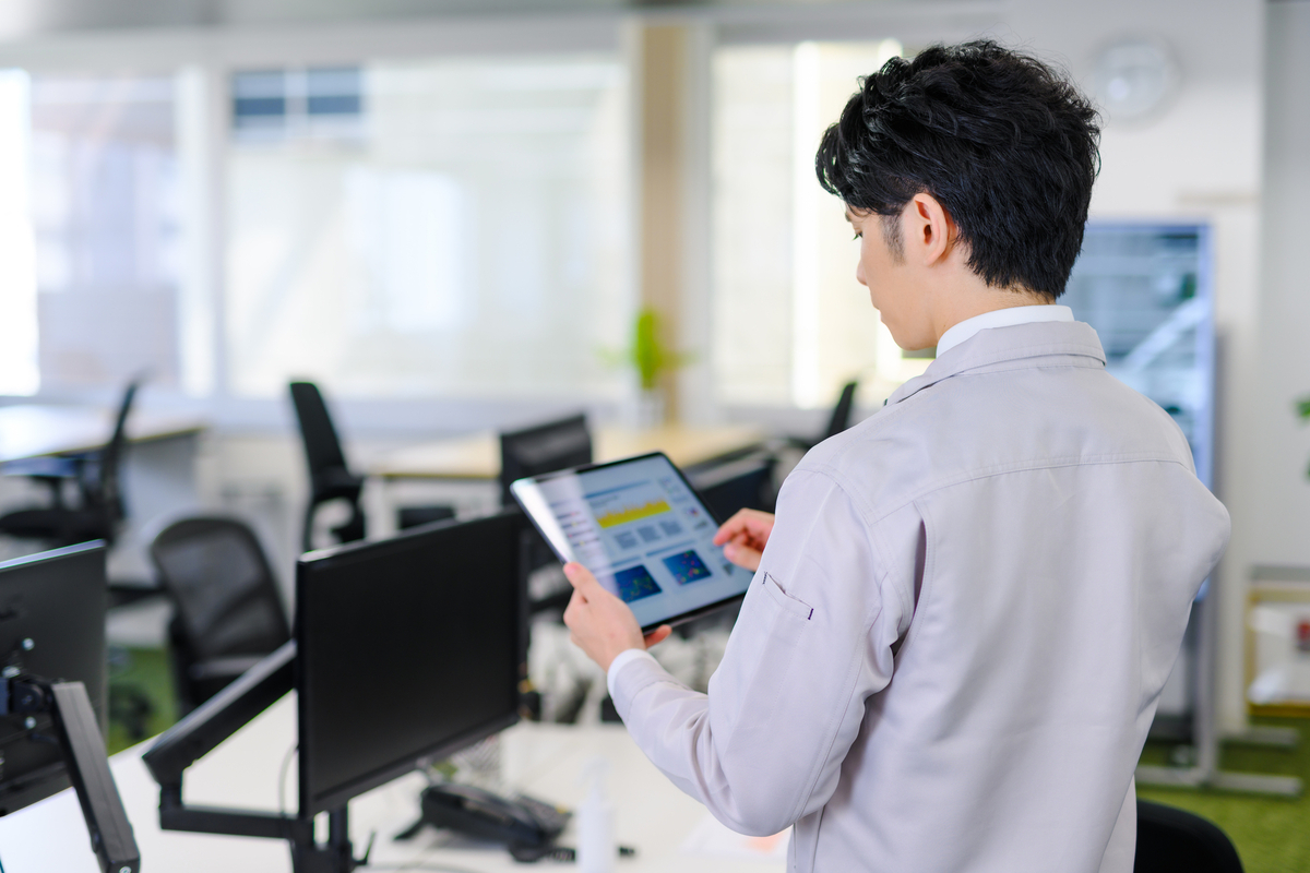 オフィスでタブレットを操作する