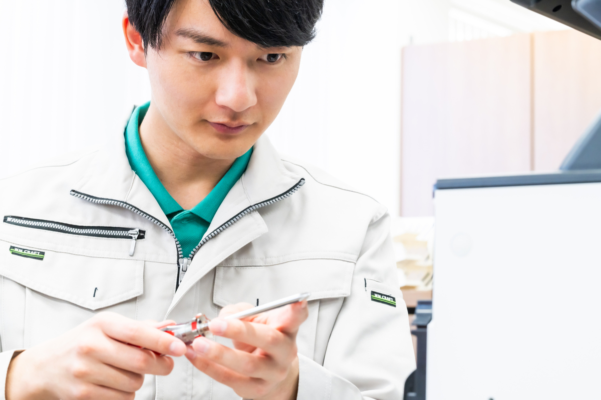 ドライバーを持った作業員