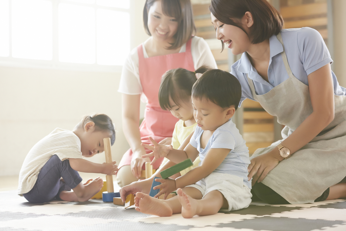保育士と子供たち