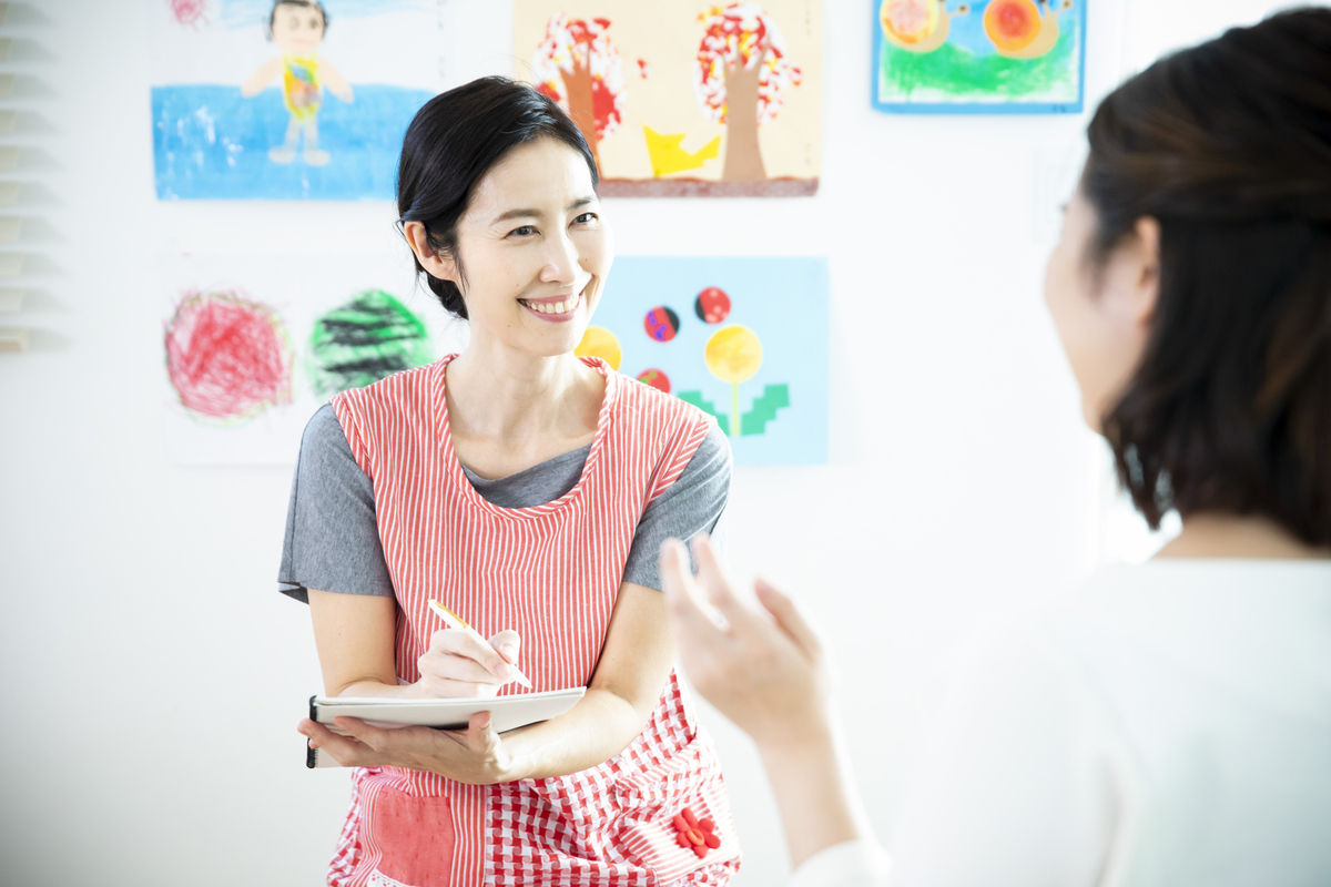 面談をする保育士