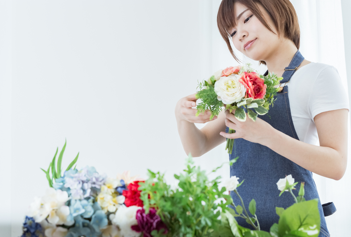 フラワーデザインをする人物