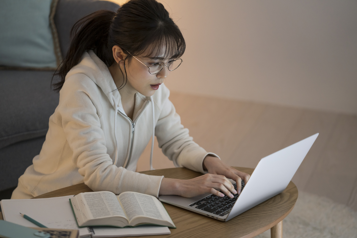 パソコンで勉強をする人物