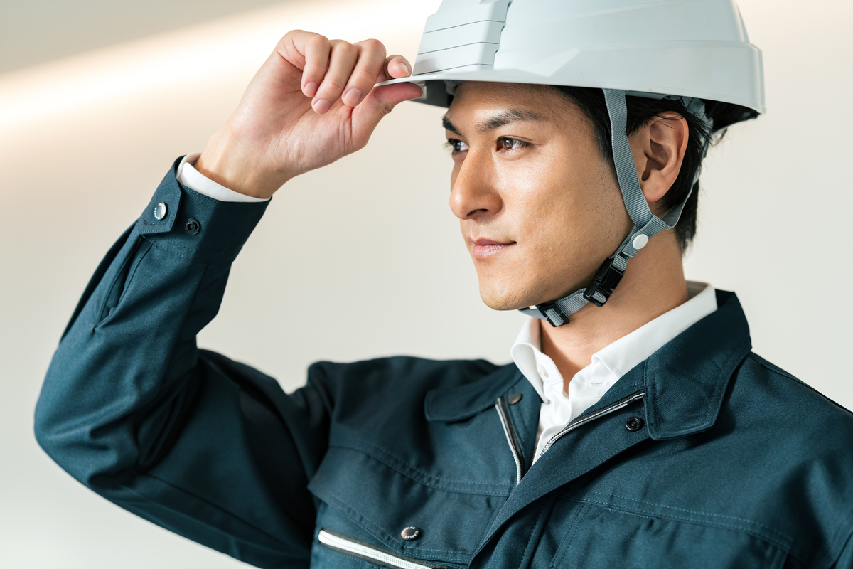 ヘルメットをかぶっている人物