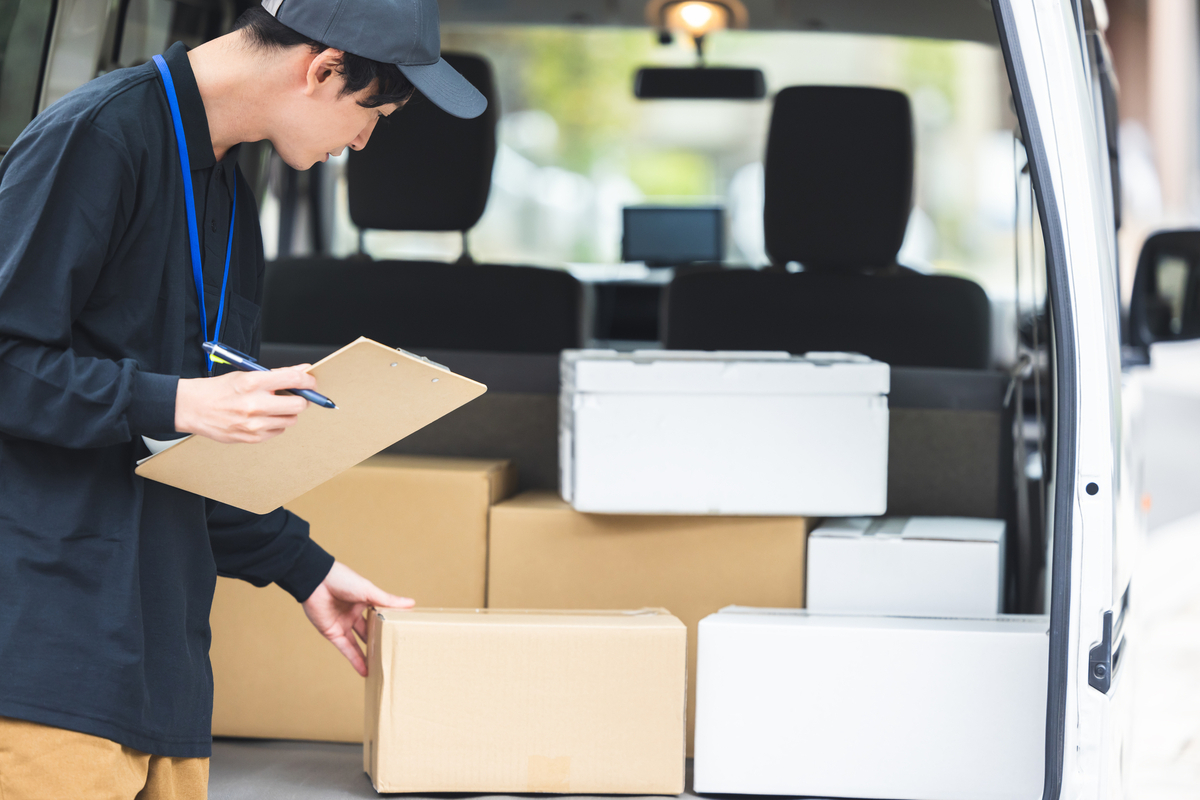 荷物をチェックする配達員