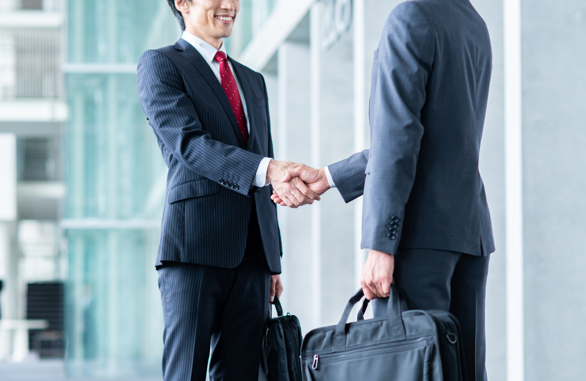 握手する二人